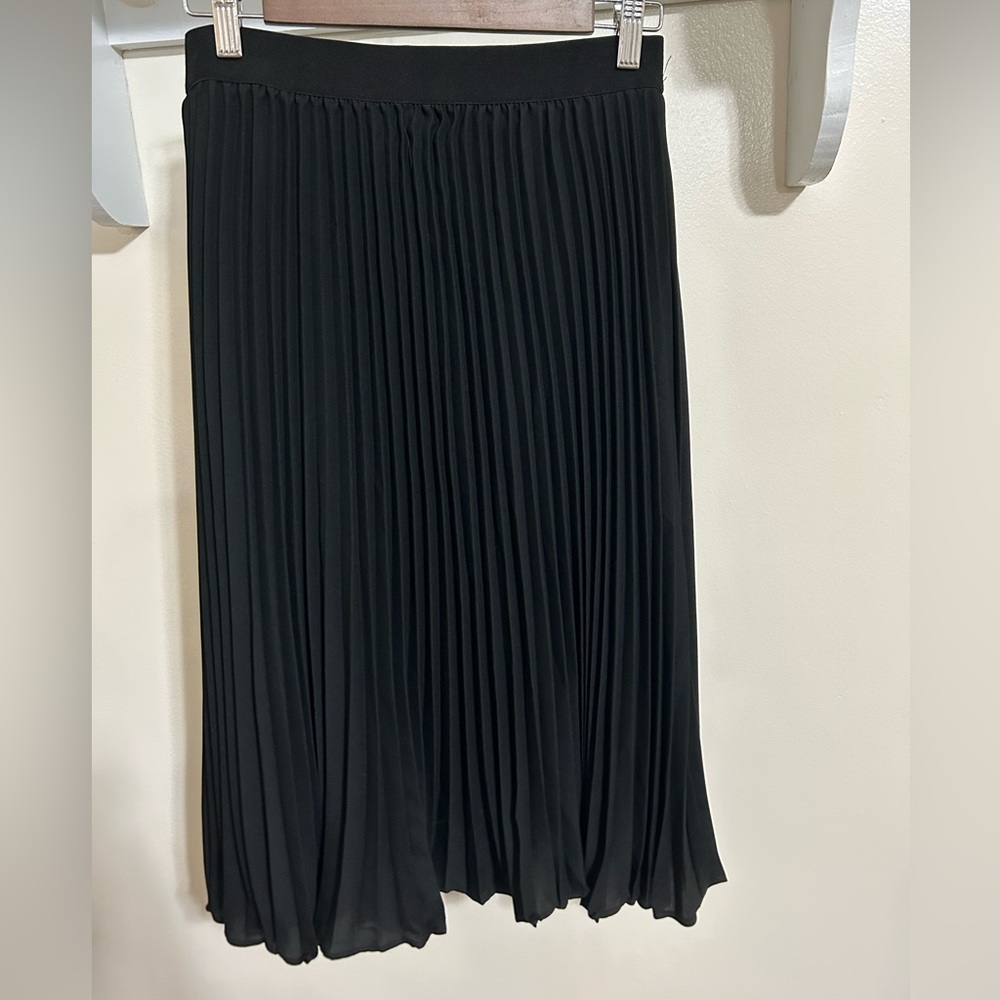 NEW Black Pleated Skit